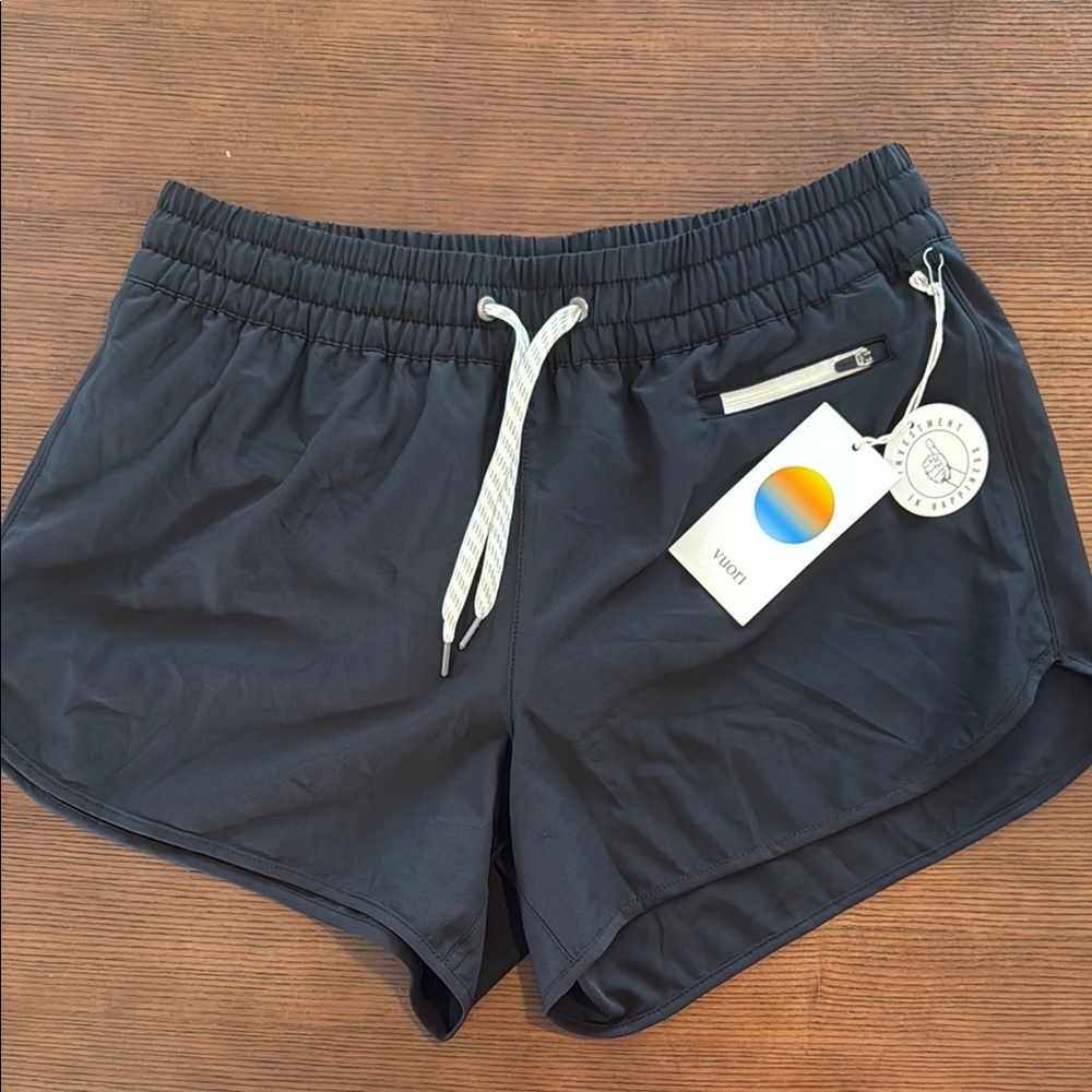 Vuori Black clementine 2.0 4” Shorts NWT